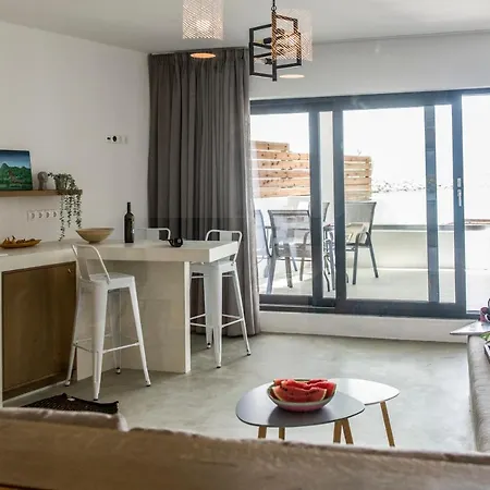 Isalos Sea View Apartment *